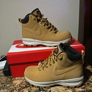 Nike Manoa Leather boots; “Haystack/Velvet Brown”; Men’s 4.5/ Women’s US 6